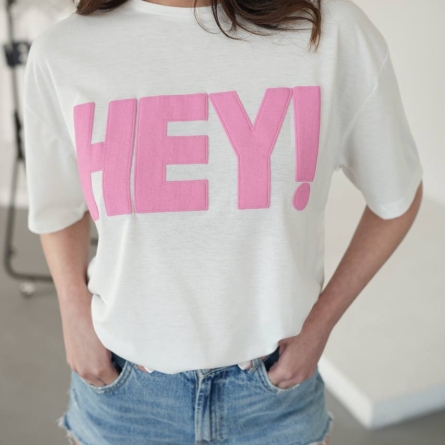 Tricou alb cu mesaj roz &bdquo;HEY!&rdquo;