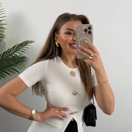 Bluză Drapată Alba cu Accesorii Decorative