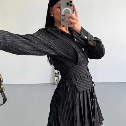 Rochie Scurtă Plisată Neagra cu Nasturi Aurii