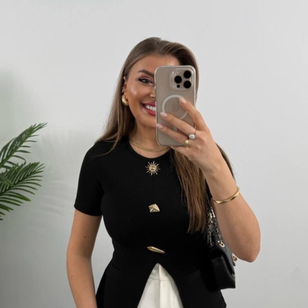 Приталенная черная блузка с декоративной фурнитурой