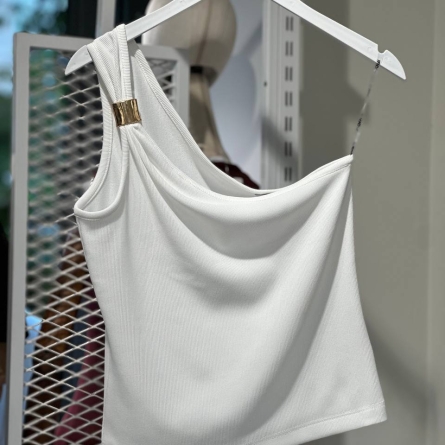 Белый асимметричный топ с золотистой деталью