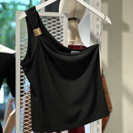 Чёрный асимметричный топ с золотистой деталью