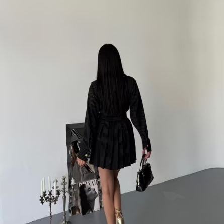 Rochie Scurtă Plisată Neagra cu Nasturi Aurii