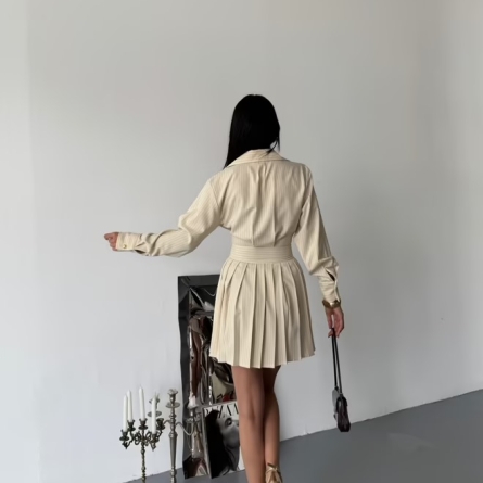Кремовое платье-рубашка с золотыми пуговицами и плиссированной юбкой