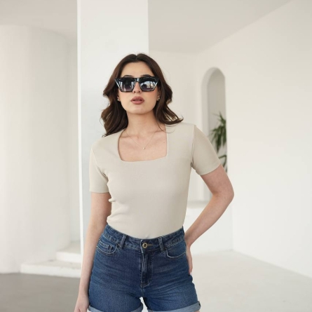 Bluză Crem cu Decolteu Pătrat