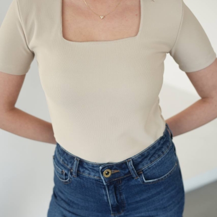 Bluză Crem cu Decolteu Pătrat