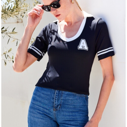 Bluză Polo Neagră cu Guler și Litera "A"