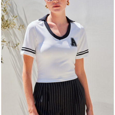 Bluză Polo Albă cu Guler și Litera "A"