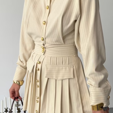 Кремовое платье-рубашка с золотыми пуговицами и плиссированной юбкой