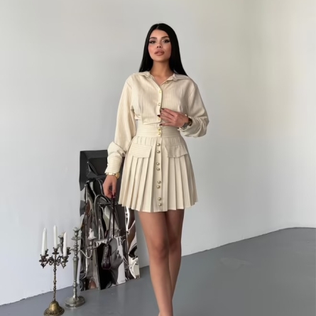 Кремовое платье-рубашка с золотыми пуговицами и плиссированной юбкой