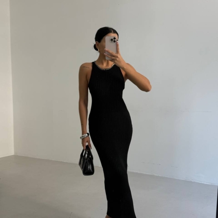 Rochie Minimalistă Lungă Neagră