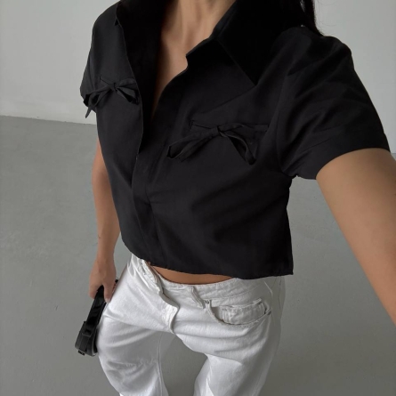 Чёрная укороченная рубашка с бантиками