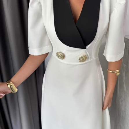 Белое миди-платье с чёрным воротником и золотыми пуговицами