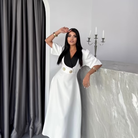 Белое миди-платье с чёрным воротником и золотыми пуговицами