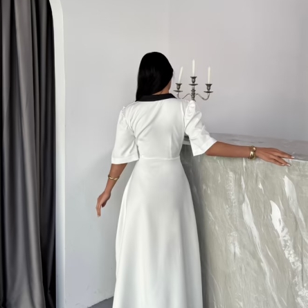 Белое миди-платье с чёрным воротником и золотыми пуговицами