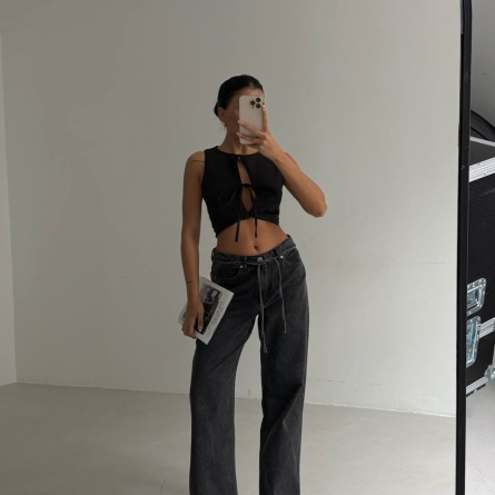 Черные джинсы свободного кроя с декоративной завязкой