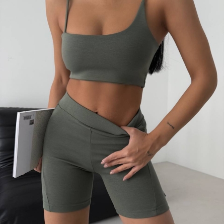 Set sport khaki cu top și pantaloni scurți biker