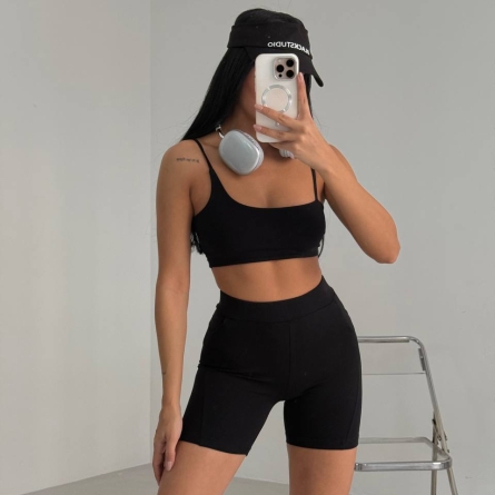 Set sport negru cu top și pantaloni scurți biker