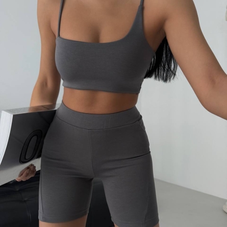 Серый спортивный комплект: топ и велошорты с карманом