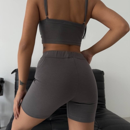 Серый спортивный комплект: топ и велошорты с карманом