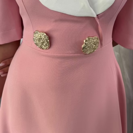 Rochie roz midi cu guler alb și nasturi decorativi