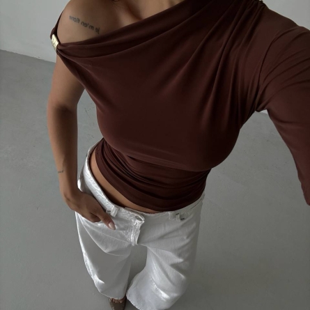 Шоколадный топ на одно плечо с металлической деталью