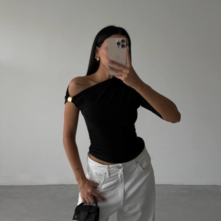 Черный топ на одно плечо с металлической деталью