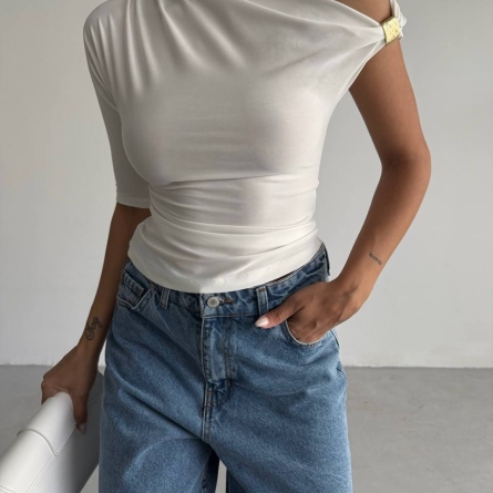 Top alb cu un umăr gol și detaliu metalic