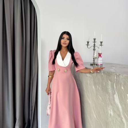 Rochie roz midi cu guler alb și nasturi decorativi