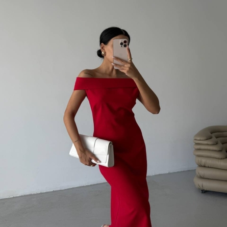 Rochie Roșie Elegantă cu Umeri Goi