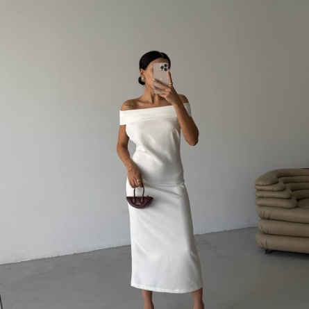 Rochie Albă Elegantă cu Umeri Goi