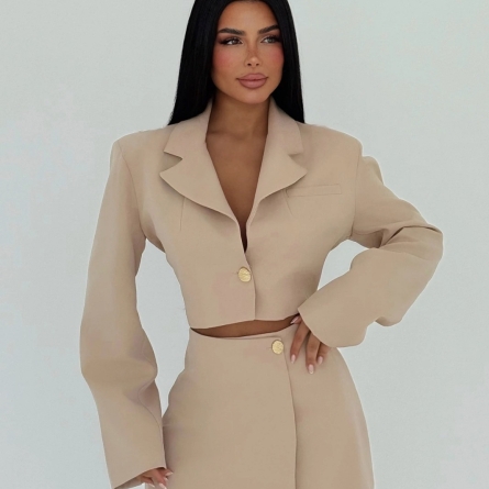 Кремовый комплект с укороченным пиджаком и шортами