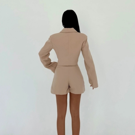 Кремовый комплект с укороченным пиджаком и шортами