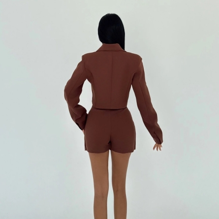 Set maro cu sacou cropped și pantaloni scurți