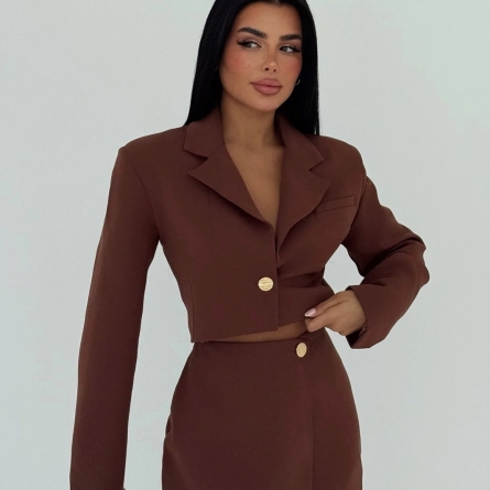 Set maro cu sacou cropped și pantaloni scurți