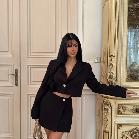 Set negru cu sacou cropped și pantaloni scurți