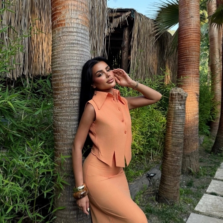 Комплект с жилетом и длинной юбкой в оранжевом цвете