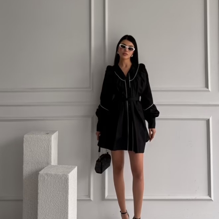 Чёрное мини-платье с поясом и белой отделкой