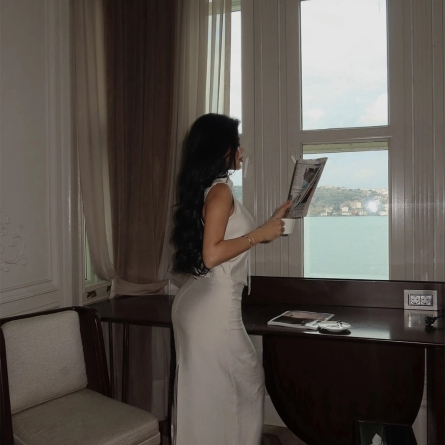 Set cu vestă și fustă lungă bej sidefat