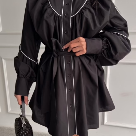 Чёрное мини-платье с поясом и белой отделкой