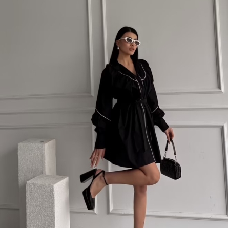 Чёрное мини-платье с поясом и белой отделкой