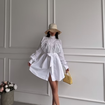 Белое мини-платье-рубашка с объёмными рукавами и поясом