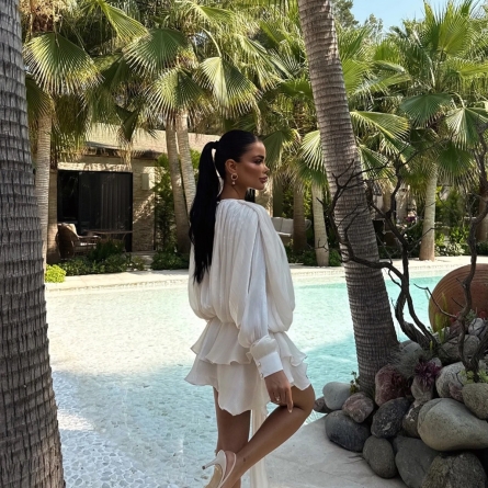 Rochie Albă Mini Plisată cu Volane