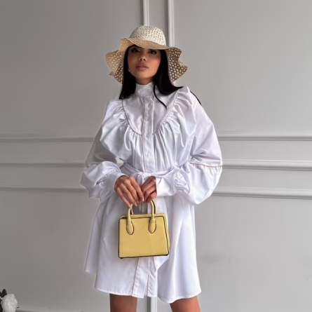 Белое мини-платье-рубашка с объёмными рукавами и поясом