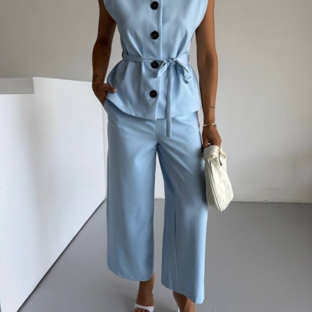 Голубой комплект с жилетом и широкими брюками